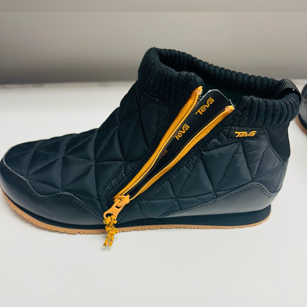 Never worn Teva Green and Black Quilted Ankle Boots - Picture 7 of 8